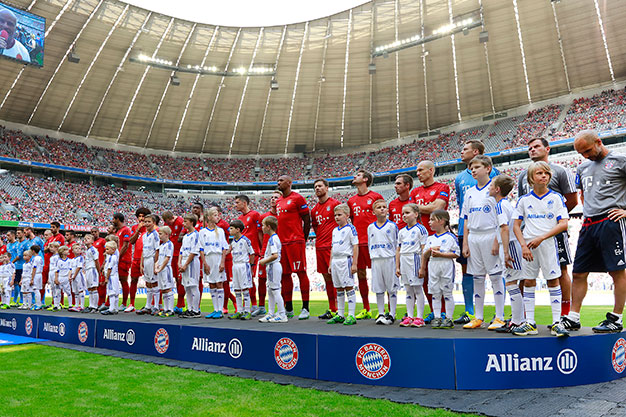 The 2015/2016 FC Bayern team with player escorts