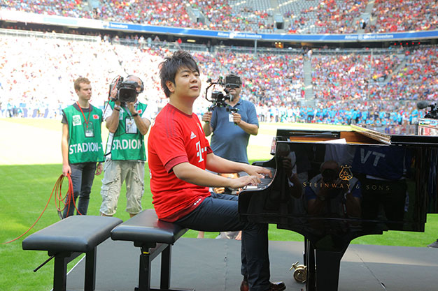 Lang Lang plays FC Bayern theme song “Stern des Südens“