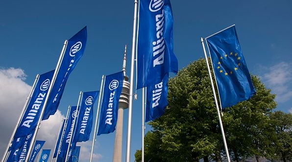 Allianz Flaggen mit dem Olympiaturm München im Hintergrund