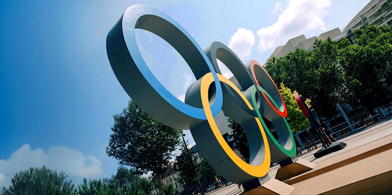 Skulptur der Olympischen Ringe im städtischen Raum, die die Olympischen und Paralympischen Bewegungen sowie deren globale Partnerschaft mit Allianz als Versicherungspartner symbolisiert.