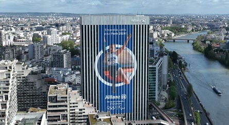 Allianz Frankreich rüstet sich mit einem riesigen Banner am Neptun-Turm für die Olympischen und Paralympischen Spiele 2024 in Paris.