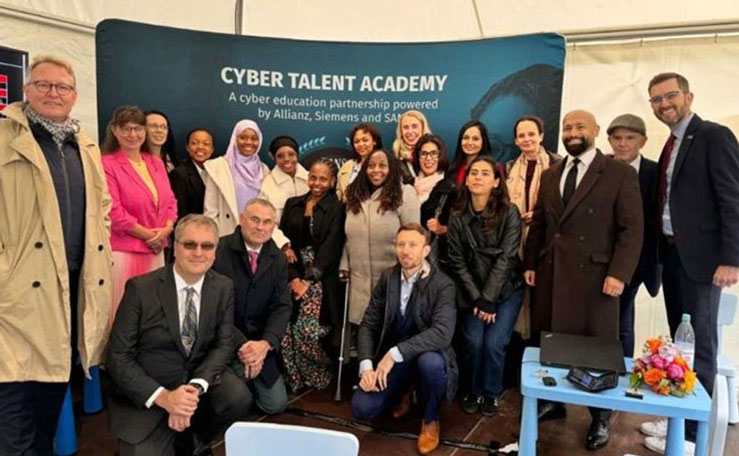 Initiatoren der cyber talent academy:  Linet, Mariama und Summaiyya mit der First Lady Deutschlands, Elke Büdenbender, und Michelle Schmitz von der Allianz. 