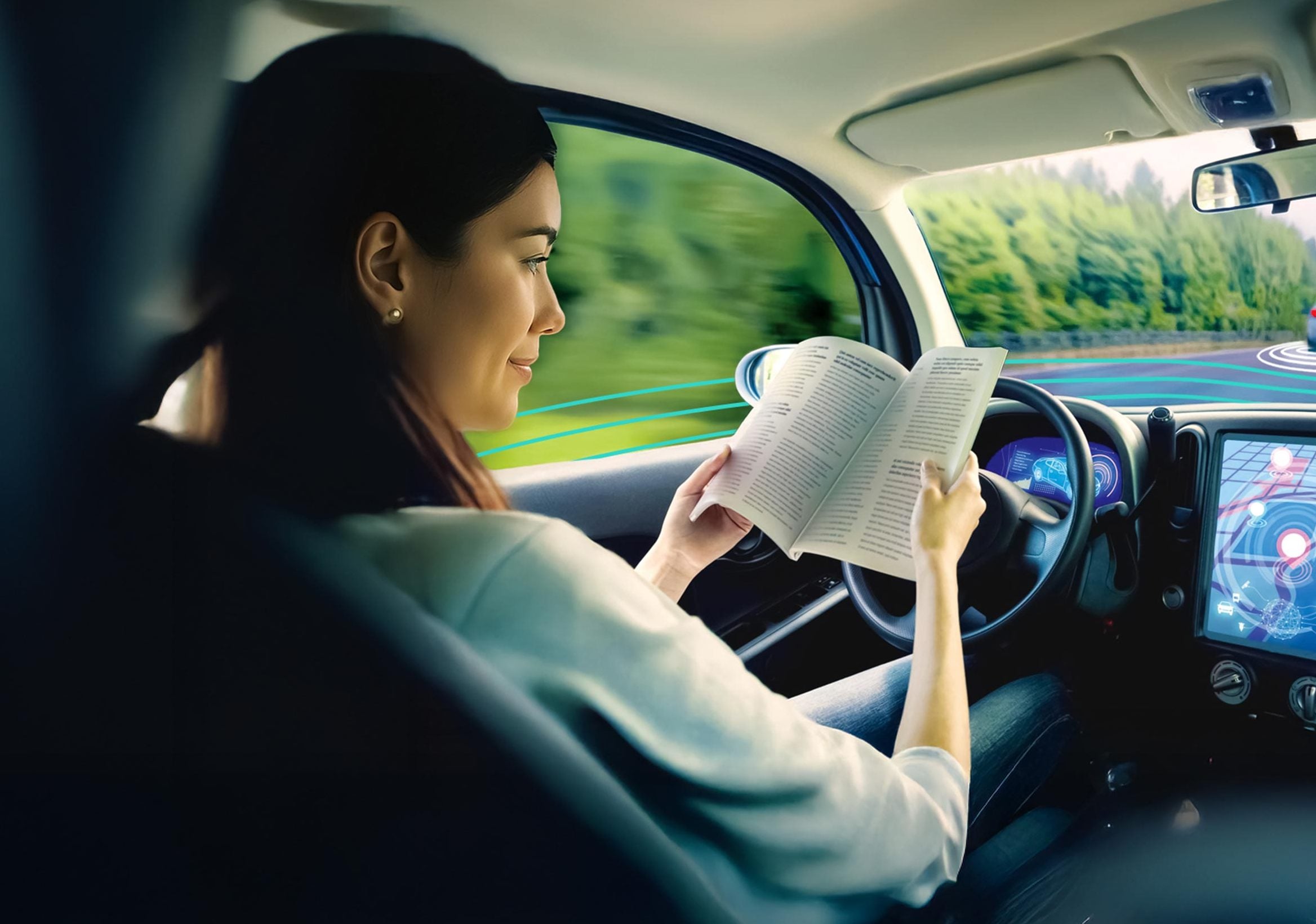 Frau liest ein Buch in einem selbstfahrenden Auto – Sinnbild für Komfort und Sicherheit automatisierter Fahrtechnik.