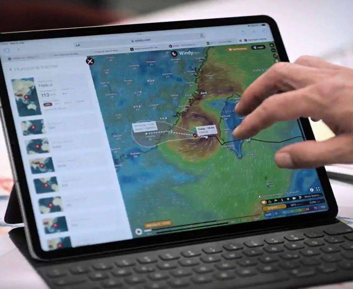 Wetterradar an einem Monitor, auf den eine Hand zeigt