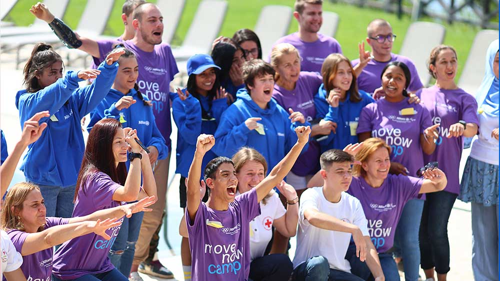 Young people happily in a group with other participants in on of Allianz' MoveNow sports activity