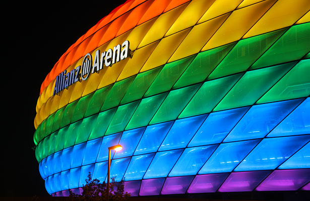 Die Münchner Allianz Arena in den Regenbogenfarben.