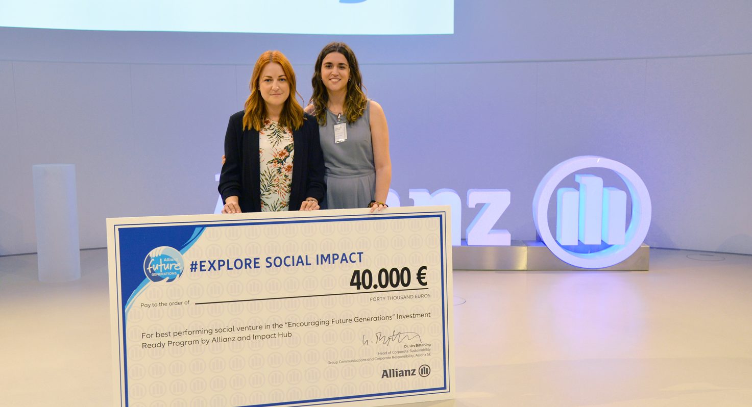 Melina Taprantzi (li.) von Wise Greece mit dem Scheck des Allianz Future Generations Awards über 40.000 Euro