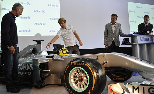 Rennfahrer Rosberg erklärt die verschiedenen Bauteile seines Rennwagens.