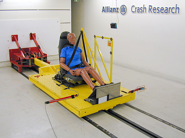 Ein Crash Test Dummy im Einsatz beim Allianz Zentrum für Technik.