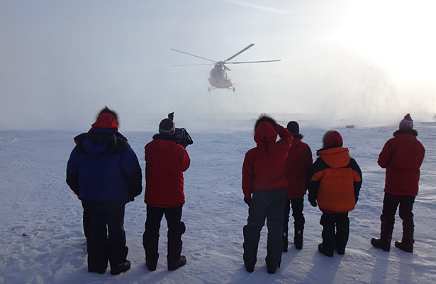 Ein Hubschrauber war stets bereit, die Mitglieder der Expedition zurück zum Camp zu bringen, doch Aufgeben war keine Option.