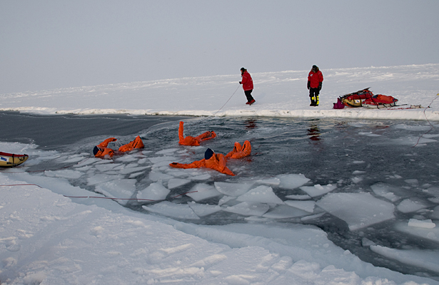 Die Angst war berechtigt, das Eis brach. Ein paar Mitglieder der Truppe landeten im Wasser.
