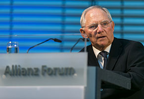 In Bezug auf die erforderliche Konsolidierung stellt sich Schäuble einen „Europäischen Haushaltskommissar“ vor, „der nationale Haushalte zurückweisen kann, wenn sie den gemeinsam vereinbarten Regeln nicht entsprechen.“
