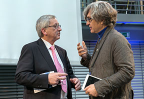 Meinungsaustausch. Jean-Claude Junker (Europäische Volkspartei - links) und deutscher Filmemacher Wim Wenders (rechts) sprachen auf der Konferenz.