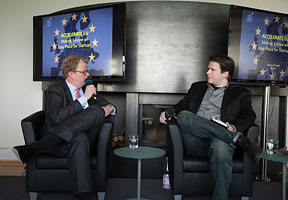 Kay Müller, CFO von Allianz Real Estate (links) und Chris Brown von Traction Tribe unterhalten sich über Venture Kapital Investitionen in Europa auf der Konferenz “Accelerate EU: Making Europe an Easy Place for Startups".