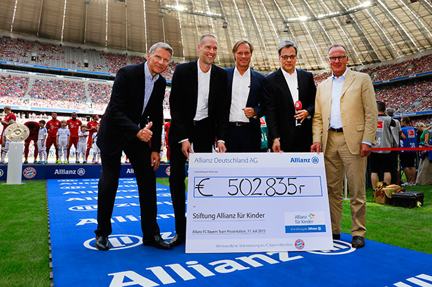 Scheckübergabe an die Stiftung Allianz für Kinder (von links Dr. Hans-Christoph Dölle, Dr. Markus Nitsche, Gerhard Delling, Dr. Manfred Knof, Karl-Heinz Rummenigge)