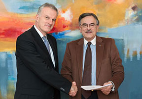 Dr. Christoph Mascher, Vorstandsmitglied Allianz SE mit Prof. Wolfgang A. Hermann, Präsident der TU München.