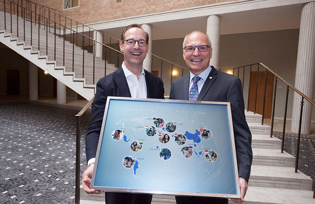 Oliver Bäte, Allianz CEO (links) und Richard Pichler, CEO SOS-Kinderdörfer, freuen sich, die globale Partnerschaft bekannt geben zu können.