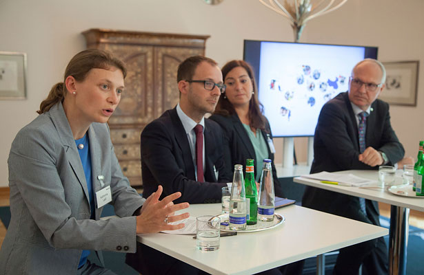 Katharina Latif, Leiterin der Allianz-Nachhaltigkeitsabteilung, Remy Vrignaud, CEO von Allianz Rumänien sowie Nadia Malak und Richard Pichler von den SOS-Kinderdörfern diskutieren das Engagement der Allianz im Bereich soziale Inklusion.
