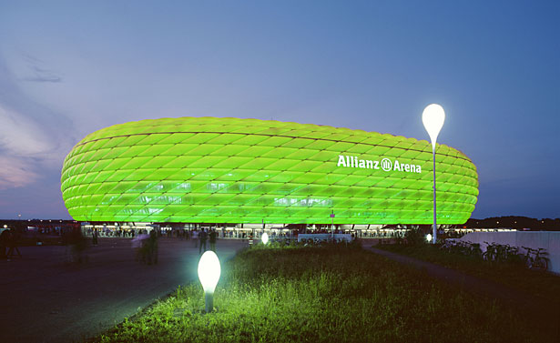 Die Allianz Arena erstrahlt grün