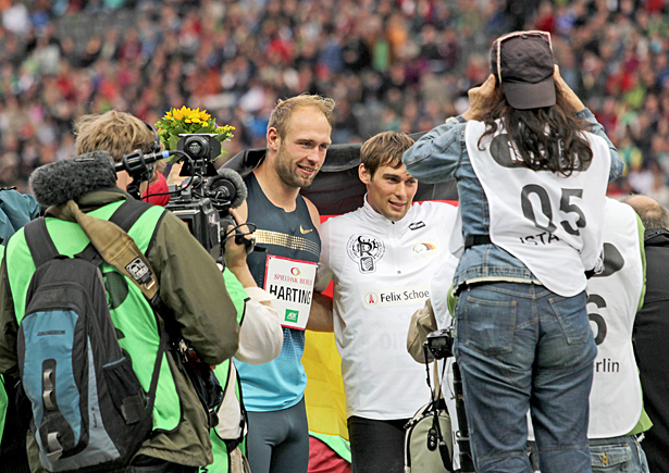 Im Rampenlicht: Robert Harting (links) und Sebastian Dietz posieren gemeinsam für das Siegerbild.
