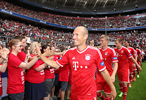 Am 9. August zeigt sich die Mannschaft zum ersten Mal den Fans - komplett mit allen Spielern, inklusive der WM-Teilnehmer sowie den Neuverpflichtungen Robert Lewandowski und Sebastian Rode.