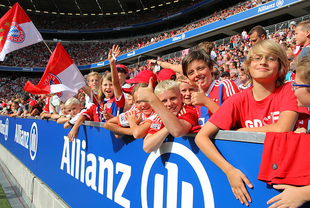 Teampräsentation FC Bayern München: Zuschauer der Allianz FC Bayern Team Präsentation am 9. August in der Allianz Arena