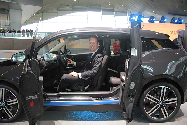 Vorstandsmitglied Oliver Bäte hat für die Allianz einen der ersten BMW i3 entgegen genommen. Mittlerweile fahren rund 10 Prozent dieser Flotte elektrisch.