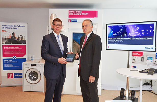 Telekom-Vorstand Reinhard Clemens (links) und Christof Mascher, Vorstandsmitglied der Allianz SE.