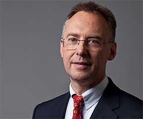 Dieter Wemmer, Finanzvorstand der Allianz SE : „Unsere Bemühungen, das Geschäft in einem sehr schwierigen Umfeld weiterzuentwickeln, zahlen sich aus. Wir sehen nachhaltiges profitables Wachstum in vielen Geschäftsbereichen.“