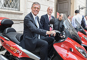 Fabio Sattler, Vice general manager von Allianz Italien (im Bild links) and Andrea Mungo, CEO von OctoCam testen die neuen Roller.