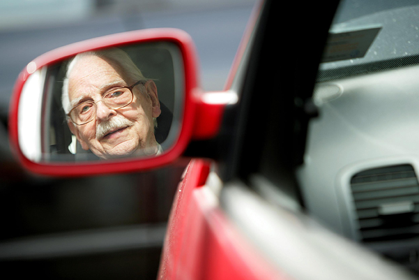 Die Erfahrung macht aus uns bessere Fahrer, je älter wir werden. Allerdings mit etwa 75 wird es wegen des Alters immer schwieriger zu fahren oder gar über die Straße zu gehen.