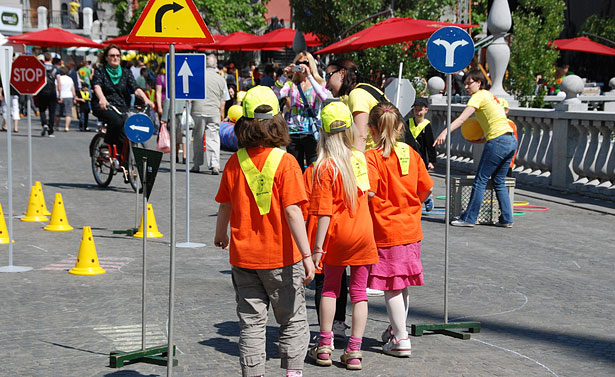 Verkehrserziehung kann entscheidend zur Sicherheit von Kindern und Jugendlichen im Straßenverkehr beitragen. (Quelle: Maljalen / Shutterstock.com)