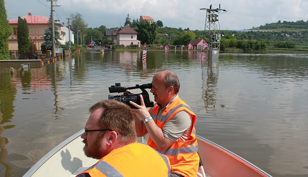 Allianz-Mitarbeiter begutachten die Flutschäden per Boot anstatt per Fuß (Foto con Vaclav Balek, Allianz Czech Republic)