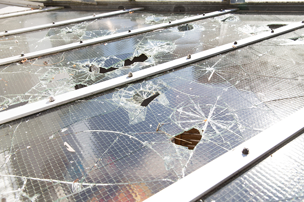 Glasdächer und Abdeckungen sind besonders anfällig für Hagelschäden.