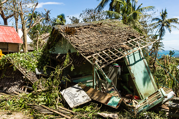 Eine zerstörte Holzhütte nach Supersturm Haiyat. Das Ausmaß der Zerstörung in den Philippinen ist noch nicht überschaubar.
