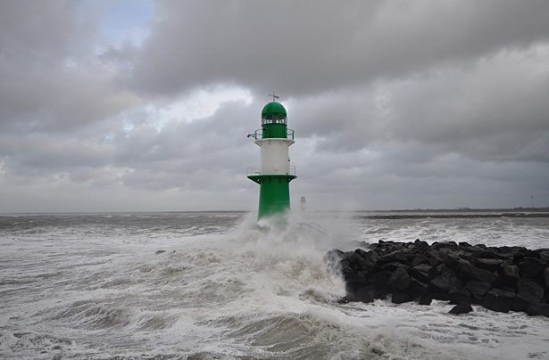 Foto: Jonas Rogowski | Titel: storm Xaver in Warnemünde, 2013| Lizenz: CC BY 3.0