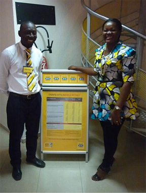 Ben Oumar (links) – bewirbt die mobilen Allianz Mikroversicherungen in einer MTN Filiale. Nabintou Douamba (rechts) – Vorgesetzte von Ben Oumar im Allianz Ivory Coast Vertriebs- und Marketing-Team.