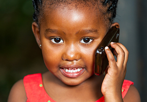 65 Prozent der afrikanischen Erwachsenen besitzen ein Mobiltelefon. Ein Gerät, dass mehr und mehr alle Generationen in Afrika begeistert.