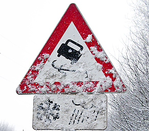 Tipp 3: Vorsicht bei schneebedeckten Verkehrszeichen und Fahrbahnmarkierungen 