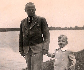 Martin Lachmann (left) with his grandson Peter Haas in 1938