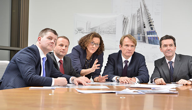 Von links nach rechts: Adrian Jones, Francois Yves Gaudeul, Deborah Zurkow, Claus Fintzen, Paul David vom AllianzGI Infrastructure Debt Team.