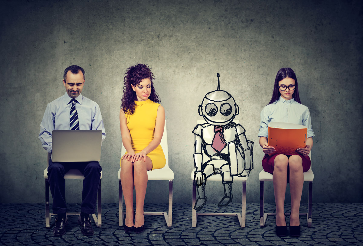 Arbeitnehmer sitzen neben einem Roboter