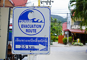 “Tsunami Evakuiuerung”-Schild in Phuket, Thailand (Photo: Oleg Golovnev / Shutterstock.com)
