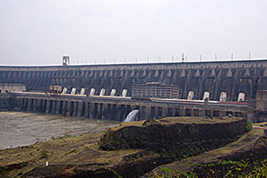 - Itaipu-Staudamm: Landesweit melden 17 der 18 wichtigsten Wasserkraftwerke des Landes einen niedrigeren Wasserpegel als 2001, dem Jahr der letzten Energie- oder besser Wasserkrise. Im Bild das Wasserkraftwerk Itaipú an der Grenze zwischen Brasilien und Paraguay.