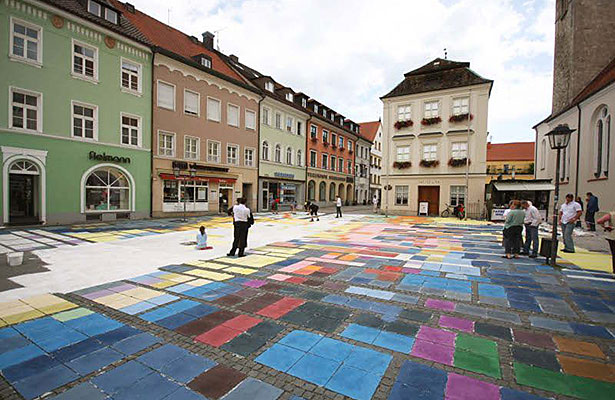 Der Künstler Florian Lechner nutzte den Marktplatz in Weilheim (Bayern) als überdimensionale Leinwand und ließ sich dabei von einem Kandinsky-Gemälde inspirieren. Unterstützt wurde er dabei von verschiedenen Stadtbewohnern und den KulturAllianzen. 