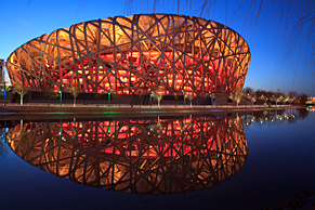 Das Nationalstadion - auch als "Vogelnest"  bekannt - und das auch als "Wasserwürfel" bezeichnete nationale Wassersportzentrum stehen auf Platz 1 und 2 der Business-Week-Rangliste der zehn architektonischen Wunder." (Chen Liang, CEO von Allianz Life in China)