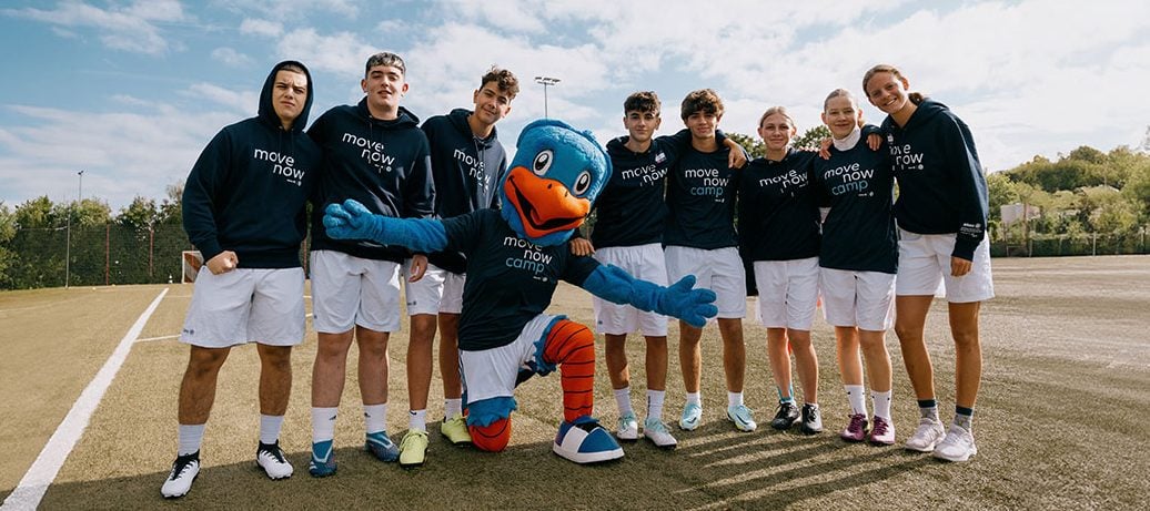 ruppenfoto aller Teilnehmer des Global Edition MoveNow Camps zusammen mit einer lebensgroßen Figur des Allianz-Adler-Maskottchens