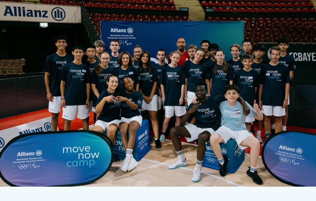Gruppenbild der Teilnehmenden des Basketball Camps zusammen mit Demond Green, Profi-Basketballer des FC Bayern München