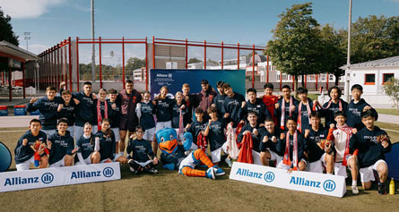 Gruppenfoto aller Teilnehmenden des Allianz Move Now Camps Global Edition