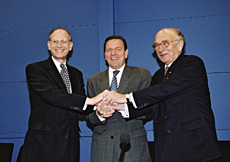 Stuart Eizenstat, Kanzler Gerhard Schröder und Otto Graf Lambsdorff nach Abschluss der Verhandlungen über Entschädigungen (2000) - Bundesbildstelle Berlin